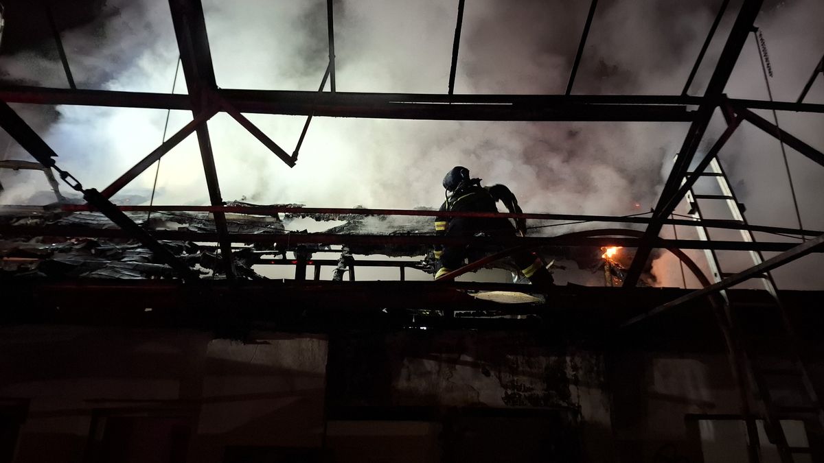 Perná noc hasičů na Olomoucku. Plameny ničily dům, hromady štěpky i hospodářské stavení